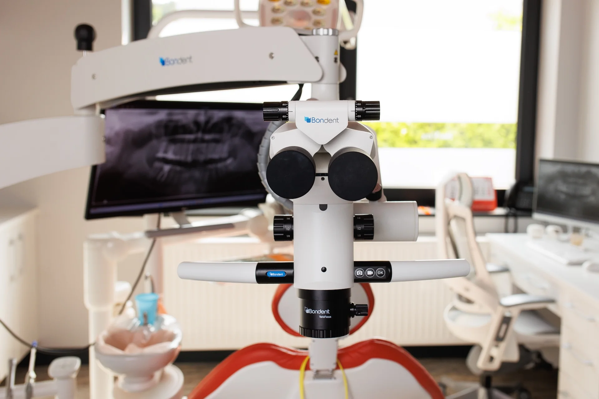 Dentystka dr Natalia Nowak w gabinecie stomatologicznym