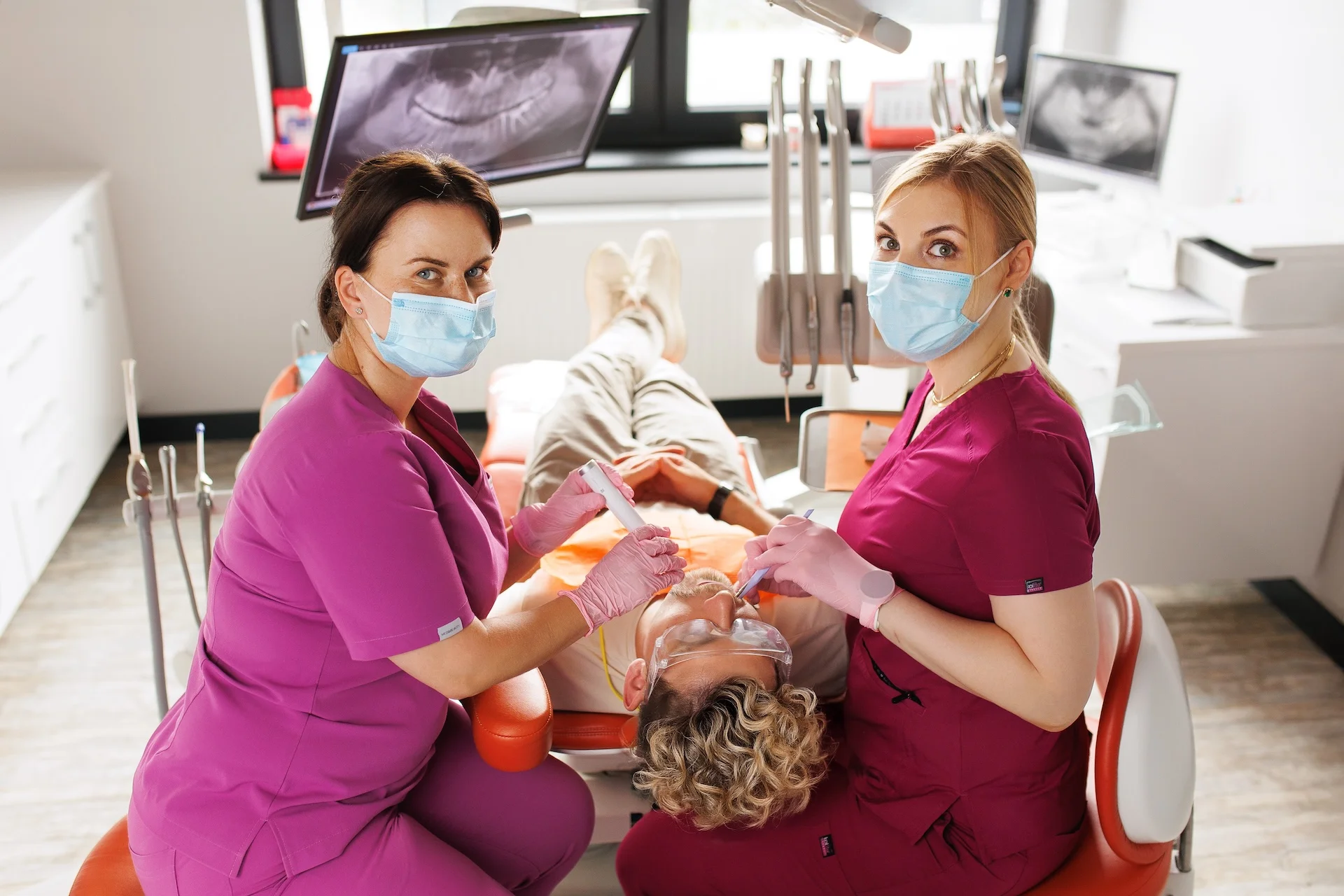 Przyjazne wnętrze gabinetu dentystycznego dla rodzin