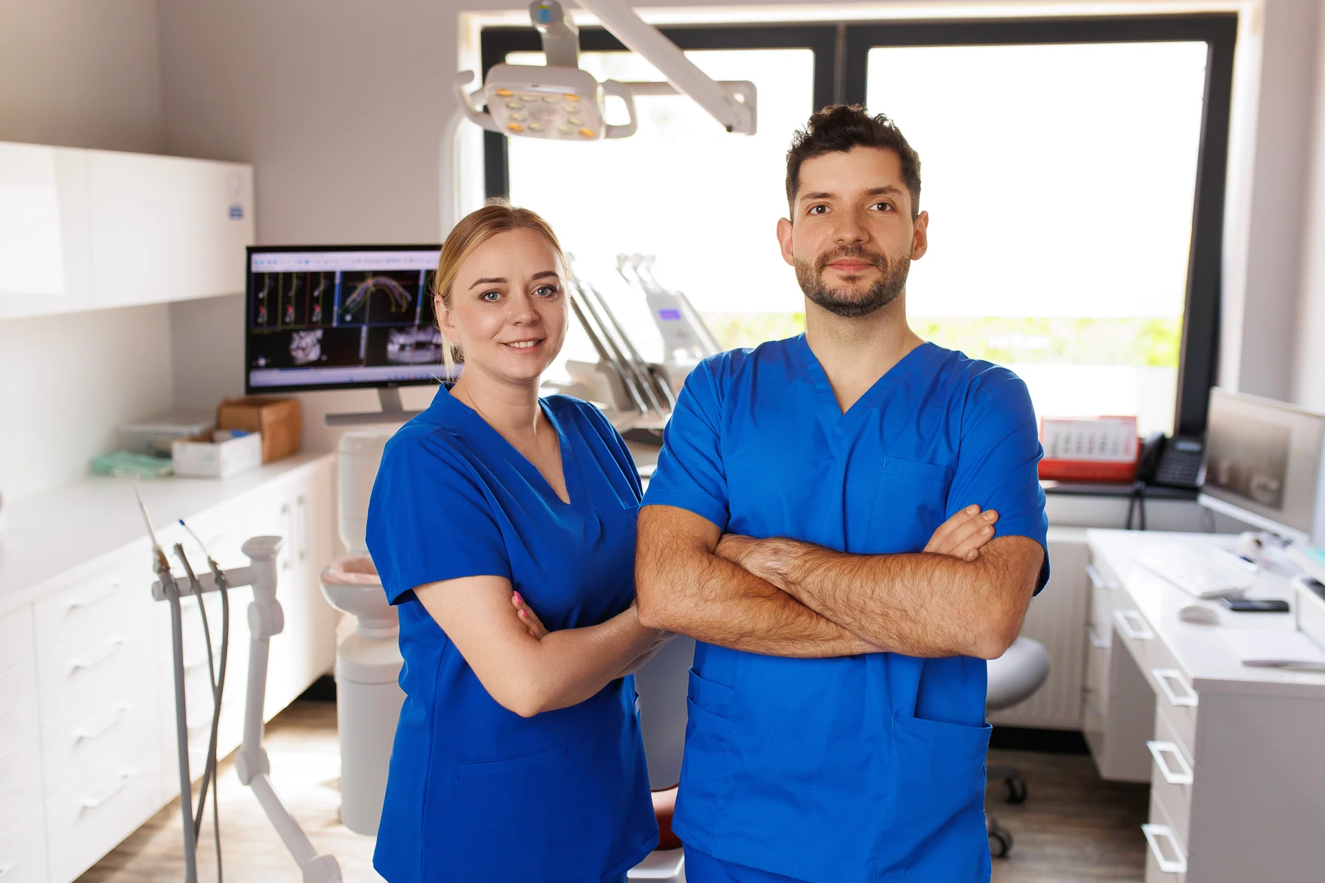 Precyzyjne dopasowywanie korony ceramicznej w jamie ustnej